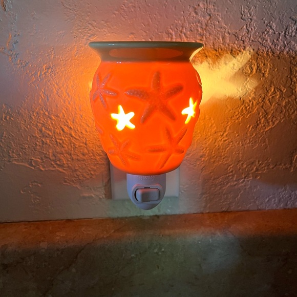 2/$8 Scentsy warmer - Picture 4 of 4